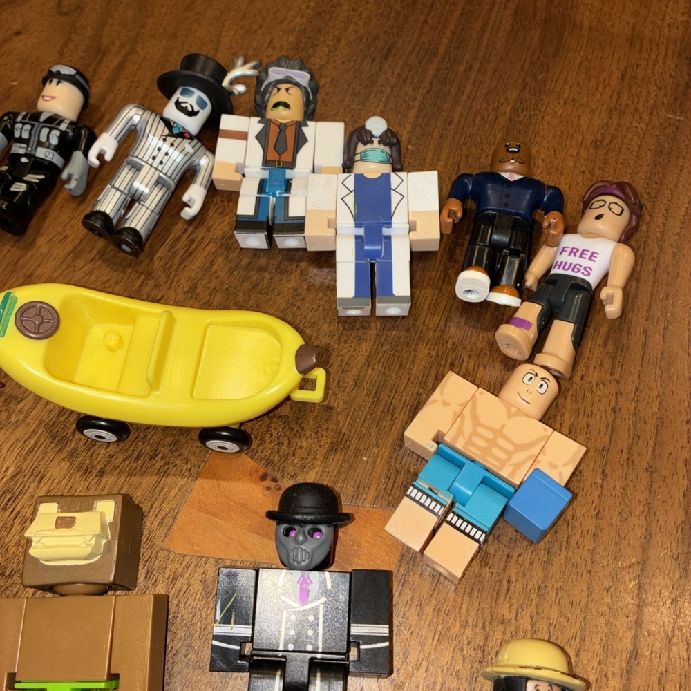 Roblox Mixed Lot of 23 Figures & Accessories Used as Shown - Picture 4 of 5